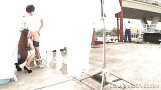 彼女は彼のズボンの中に手を伸ばした