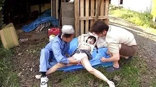 小屋でファックされ、指で弄ばれた
