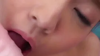 Çıplak güzel, ıslak vajinasında Asyalı sahte penisleri okşuyor.
