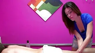 小柄なアジア人ハンドジョブ好きマッサージ師