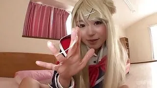 Sexy Asiatin befriedigt einen glücklichen Kerl