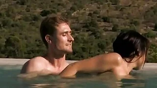 Азиатская MILF в воде