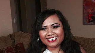 Una MILF asiática recibe una eyaculación abundante.