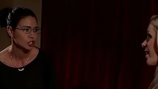 Asyalı lezbiyen, iri göğüslü olgun kadınların tatlı anüsünü yalıyor.