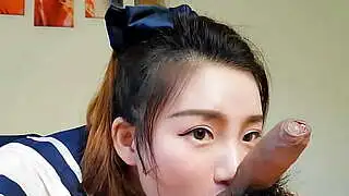 Chinesische Studentin gibt leidenschaftlichen Blowjob und spritzt in den Mund - NicoLove