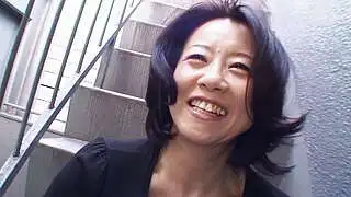 Asyalı esmer Junko Sakashita, bir adamdan o kadar etkilendi ki sokakta göğüslerini gösterdi.