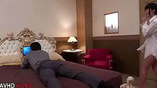 狂野的日本AV女优用热乎乎的奶油派诱惑她，结束她的淫荡色情游戏