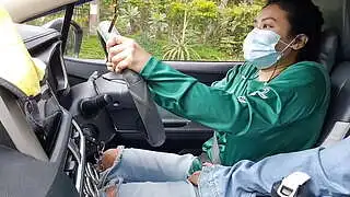 アジア人グラブ運転手の女性が乗客にセックスのチップを渡す